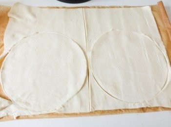 step1: 將酥皮分成一半，再切成兩個圓形