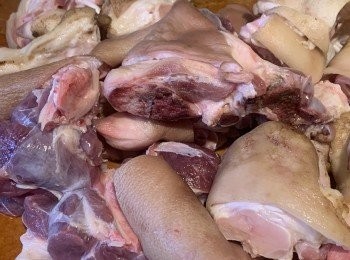 step1: 材料:
豬手 半隻(可請肉販將豬手表皮的毛燒走)
豬腳 1隻