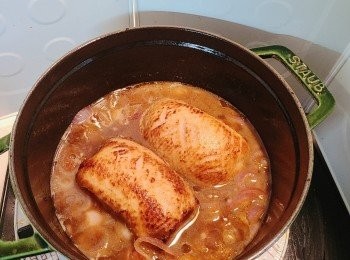 step8: 放回鴨胸，加蓋用小火燜煮約20分鐘至僅熟，取出鴨胸，中大火將汁再煮約數分鐘或略為收汁，記得試味，可加鹽、糖或水作調整味道，關火。