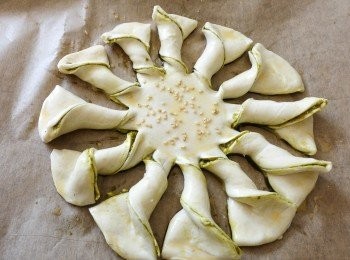 step4: 每一條邊都扭兩次，再在上面塗上蛋液，在中間灑上白芝麻。放入已預熱200度C焗爐，焗約22至24分鐘，金黃色即成！