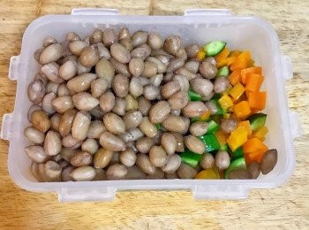 step8: 花生洗淨，放入蓋過花生的水量，並加入4-5茶匙的鹽，浸泡6小時，期
間需適時加水；6小時後，用清水沖洗兩次，瀝乾水份，裝袋放冷凍庫過夜；冷凍後的花生更容易煮