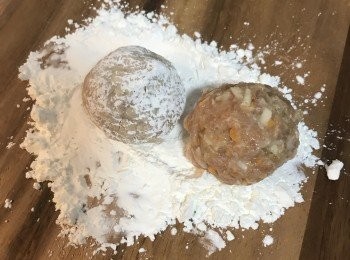 step6: 盤裡放上太白粉或玉米粉，先將絞肉抓出圓球狀，並來回在手掌間甩實，沾粉再甩實後下鍋；