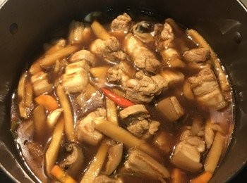 step8: 加入米酒與香菇水及適量的清水淹到所有的料；