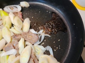step4: 加入京蔥翻炒。並將生抽放在鑊旁，等一下讓它焦香，再混和材料兜炒，頓時令菜式變得有鑊氣，大大提昇了香氣和味道。