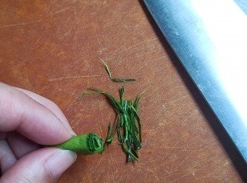 step3: 將葉捲起切絲。