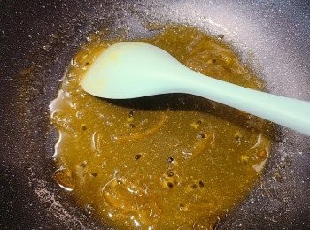 step8: 燒熱鑊，將百香果汁和柚子蜜放入鑊中。