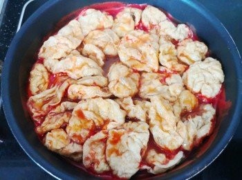 step2: 加入茄汁1枝, 白醋1碗, 沙糖1碗, 清水半枝煮滾。將炸麵筋加入甜酸汁, 煮至收汁, 成可。