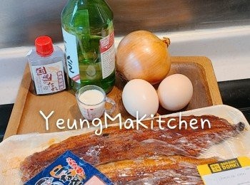 step1: 鰻魚解凍。半個洋蔥切絲。