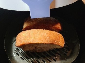 step9: 之後再調至200度放回再氣炸 15分鐘，取出待涼後切件上碟，伴芥茉醬食。