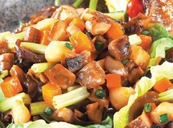 step1: 先將蠔豉及冬菇蒸15分鐘， 待涼後切粒。