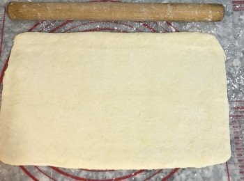 step12: 第四次摺好後，將麵皮桿開成32x20cm長方型；