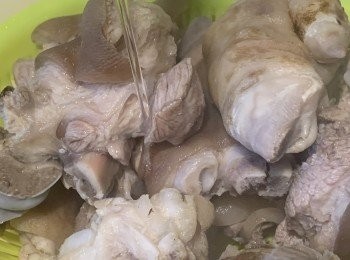 step4: 煲一鍋水，下薑片及昆布，大火煲滾，下豬手及豬腳，放入其它調味料，中火煲滾，蓋上煲蓋，轉小火，煮約30分鐘，熄火，不要打開煲蓋，焗30分鐘(重覆2次)，即成。
