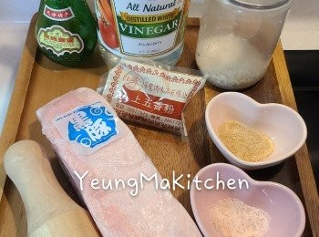 step1: 預備材料。黑豚豬腩肉預先一日從冰櫃放入雪櫃解凍，解凍洗淨，用廚房紙抹乾水分。