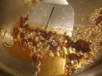 step5: 將<span class="group_2">話梅醬</span>煮熱，見醬汁轉杰身，排骨落鑊炒勻即成。