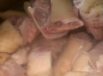 step3: 豬手及豬腳小心洗淨，將豬手及豬腳汆水，用手輕輕觸摸外皮，將餘下的豬毛用鉗拔去，待用。