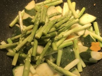 step5: 下蘆筍較嫩的部位拌炒，蓋鍋蓋燜30秒；