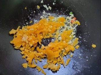 step3: 牛油放入鑊中，加入蒜蓉炒香，加入鹹蛋炒都變蓉加入蝦一同炒乾身加入適量鹽調味完成，蒜蓉黃金蝦完成