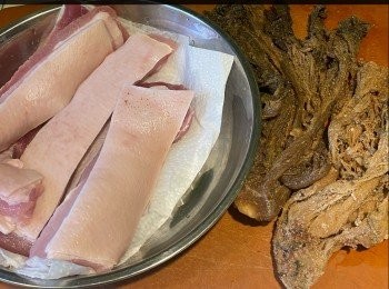 step1: 材料：
豬腩肉 400 g (今次用了西班黑毛豬腩肉）
沖繩黑糖汁 400 ml
鹹梅菜 1顆
甜梅菜 1顆
薑 2片
黃糖 1茶匙
(甜梅菜和鹹梅菜比列約2:1，即甜梅菜 200 g，鹹梅菜 100 g)