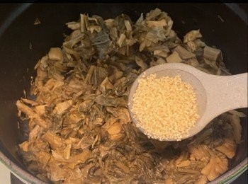 step5: 中火煲滾，蓋上煲蓋，轉小火，煮約30分鐘，熄火，不要打開煲蓋，焗30分鐘(重覆2次)，即成。