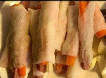 step3: 將每個竹笙放入紅蘿蔔絲、笋絲及火腿絲於竹笙內，便成竹笙卷後備用。