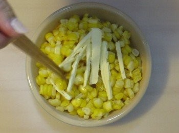 step5: 粟米隔水蒸5分鐘, 取出後拌入小量牛油