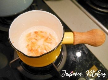 step1: 洋蔥切絲，待用。鰻魚切件，待用。將蝦乾/ 魚乾加水煮滾，然後加入所有調味料。