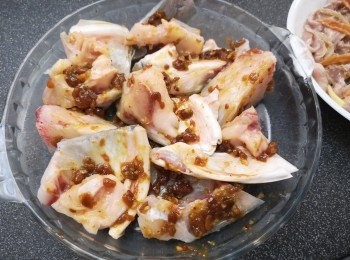 step3: 魚雲鋪在碟，加上<span class="group_2">麵豉醬料</span>，喜歡食辣同時加入辣椒粒同蒸。