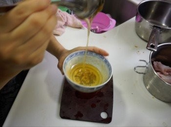 step4: 其間準備上皮水，蜜芽糖加白醋慢慢拌勻
*不要加水，一開始是很難拌勻的，用兩隻匙羹慢慢拌會越拌越順的