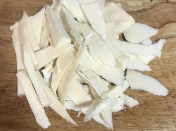 step2: 排骨先用冷水小火煮出雜質，再用清水洗淨；