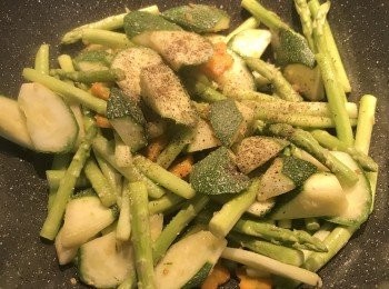 step6: 開蓋用鹽、黑胡椒粉調味拌勻即可。