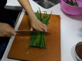 step2: 韭菜洗淨切段