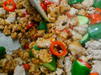 step5: 加入醬料, 炒勻, 如怕太咸可以先落一半醬料, 試味後再加