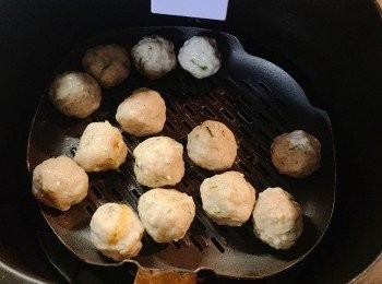 step9: 放入Air Fryer中，200度炸5-6分鐘。