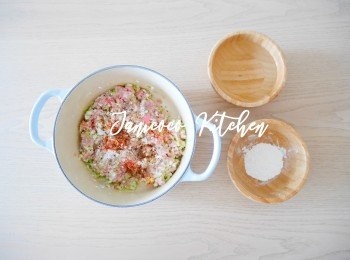 step2: 餃子邊沾水封口，包好餃子並沾上麵粉。