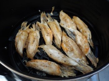 step4: 氣炸鍋內架掃小許油;  將魚鮫排進，用200度氣炸10分鐘便可