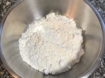 step2: 加入高粉與低粉，拌勻到沒有液體；