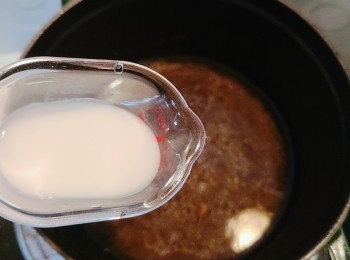 step10: 放回適量的汁液回鍋煮，加入適量的生粉水打薄芡汁。鴨胸先用斜刀切片，排好上碟，再淋上芡汁便可享用。