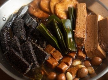 step5: 最後加入米血、海帶，接著在煮30分鐘後，靜置放涼就完成了。