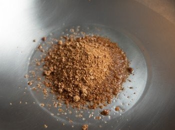 step1: 首先熱油鍋，接著將黑糖道黑糖加入炒至融化。