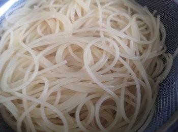 step1: 意粉跟包裝標籤烹調，時間減2分鐘，之後盛起意粉，留意粉水備用