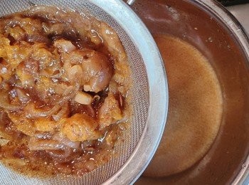 step9: 將汁液料過篩隔渣，只留下汁液。(如汁太多可先行倒掉一些。)