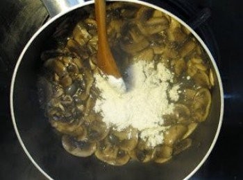 step6: 溶化1湯匙牛油於煲內, 加入蘑菇片快炒, 加入小量鹽, 黑椒及百里香, 蘑菇出水後加入1湯匙麵粉, 炒至無水份後加入牛上湯, 煮至濃杰備用