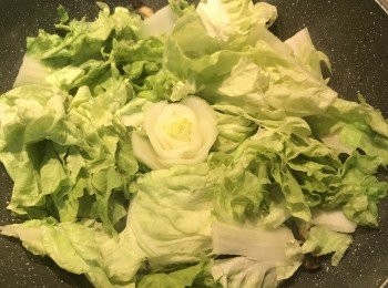 step11: 接著下白菜加鹽、糖、白胡椒粉炒軟；