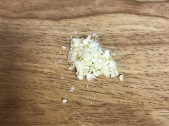 step2: 蒜頭拍扁去皮切末；