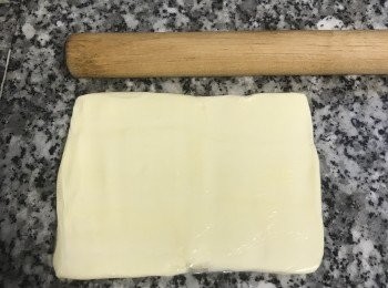 step5: 用包鮮膜將奶油包起來，用桿麵棍將奶油敲壓成約12x12公分大小；並放入冷藏；