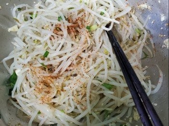 step2: 醬汁放入盤中調味蒜蓉，沖粒，魚露兩湯匙，鹽半茶匙，砂糖半茶匙，麻油兩湯匙，芝麻一湯匙，加入芽菜一同攪勻放入盆中放入雪櫃1小時取出即食