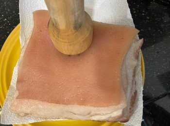 step2: 用插不斷插在豬皮上