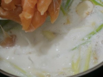 step2: 煮滾後加入雞肉