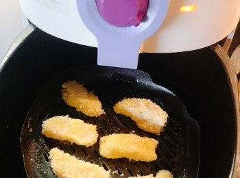 step4: Airflyer 180度，並噴上少許油，氣炸約 7-8分鐘（中途抽出來翻面及噴油）炸至金黃脆身。(氣炸時間要視乎魚柳大小，請自行調較。）