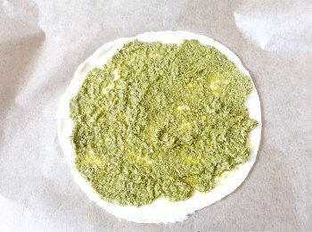 step2: 在一個圓形塗上青醬，然後再蓋上另一塊酥皮在上面
